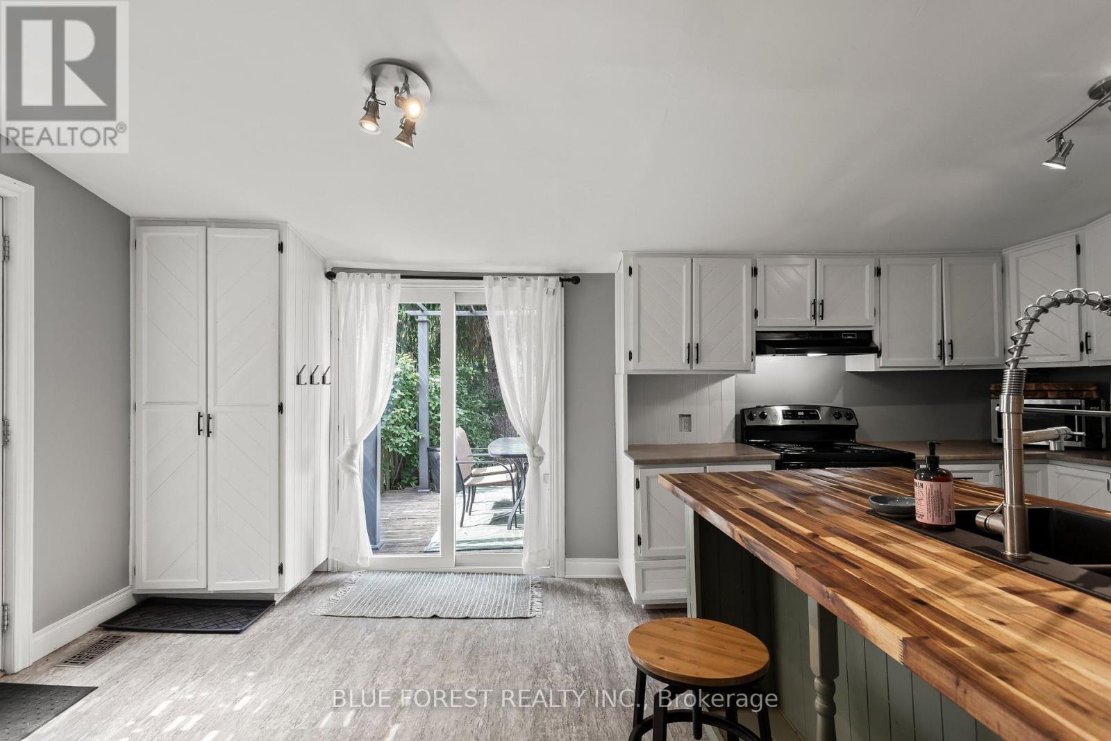 832 QUEENS AVENUE - 4