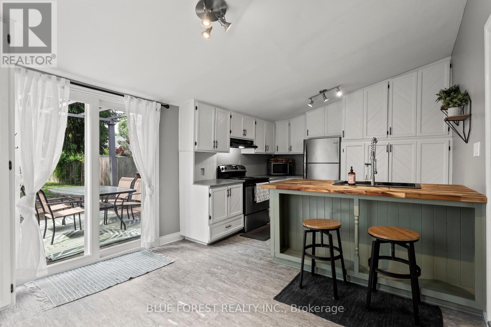 832 QUEENS AVENUE - 5