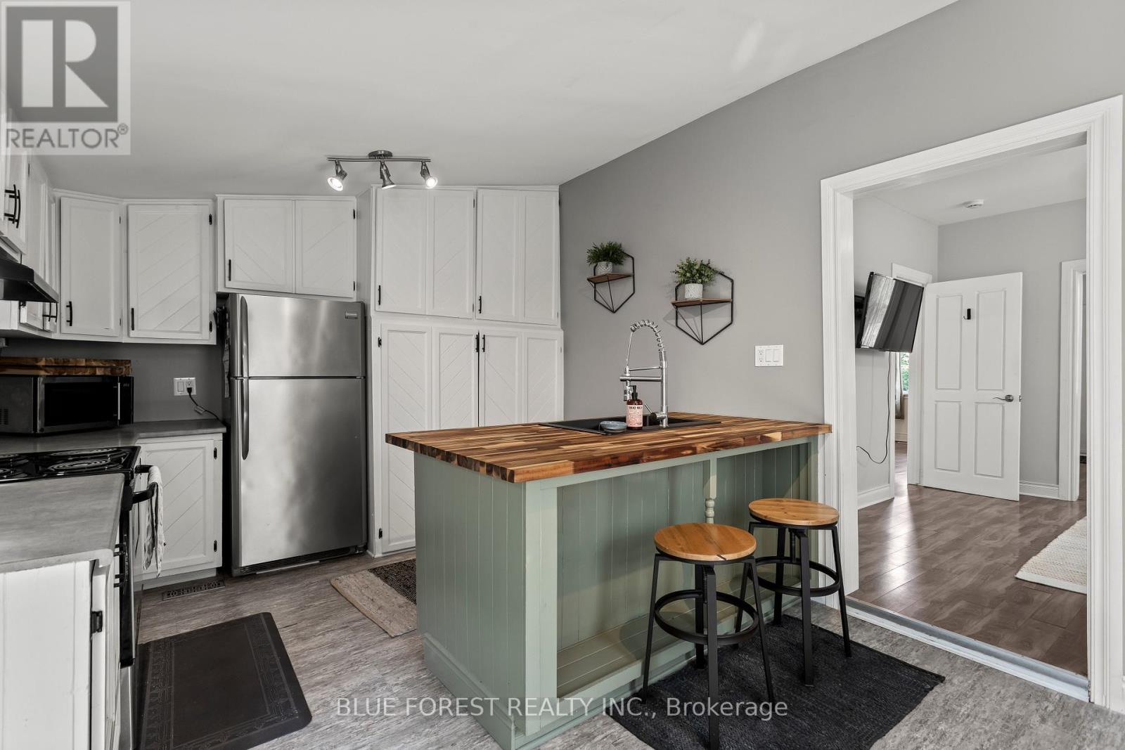 832 QUEENS AVENUE - 6