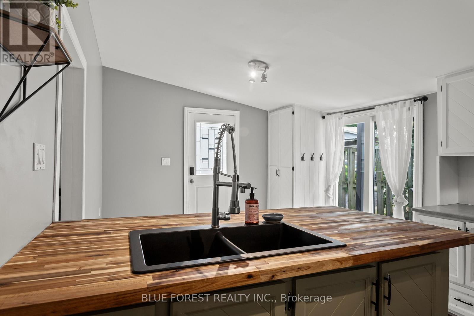 832 QUEENS AVENUE - 7