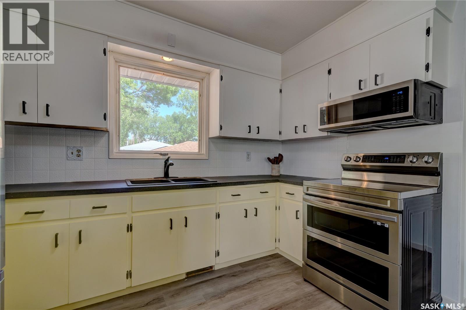 2314 DEWDNEY AVENUE E - 11