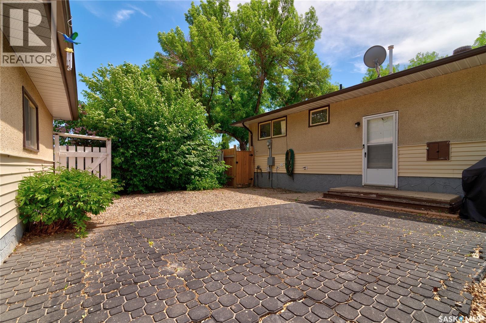 2314 DEWDNEY AVENUE E - 33