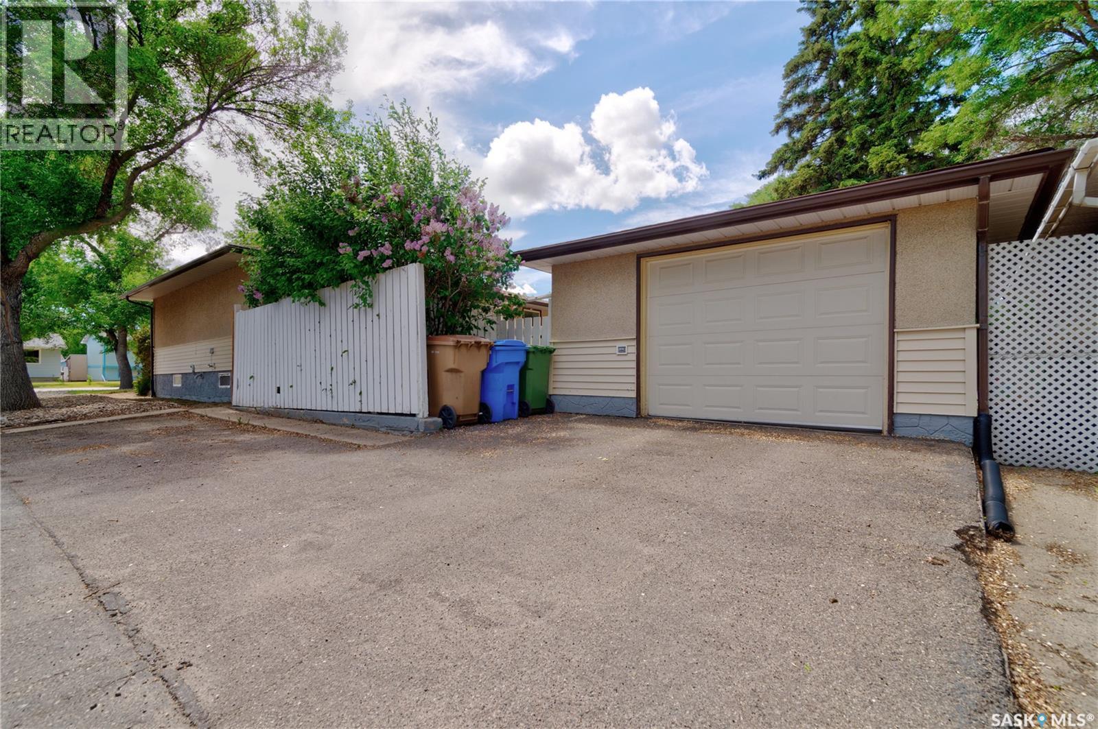 2314 DEWDNEY AVENUE E - 37