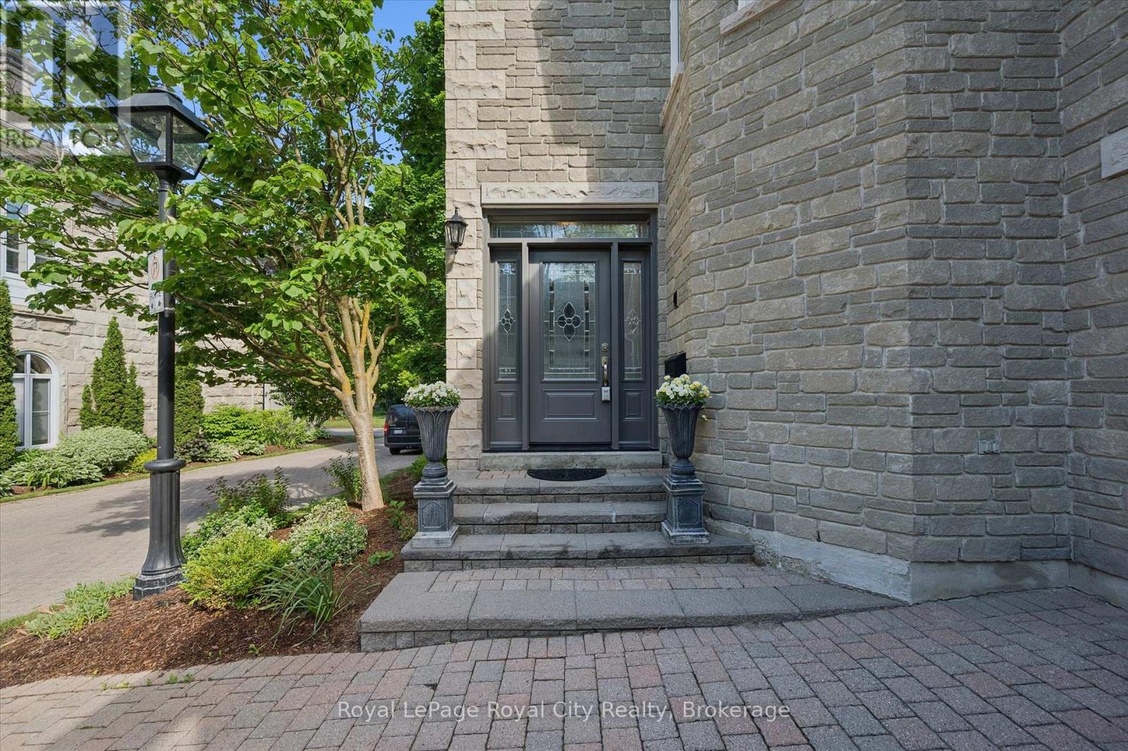 #11 25 MANOR PARK CRESCENT - 3