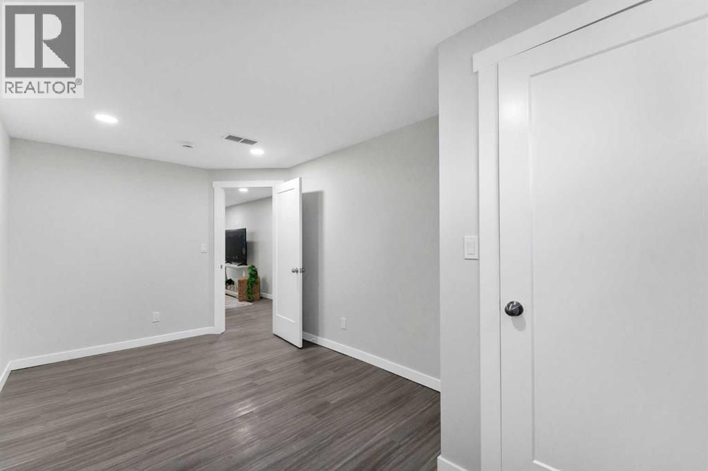 212 11 Street NE — photo 34