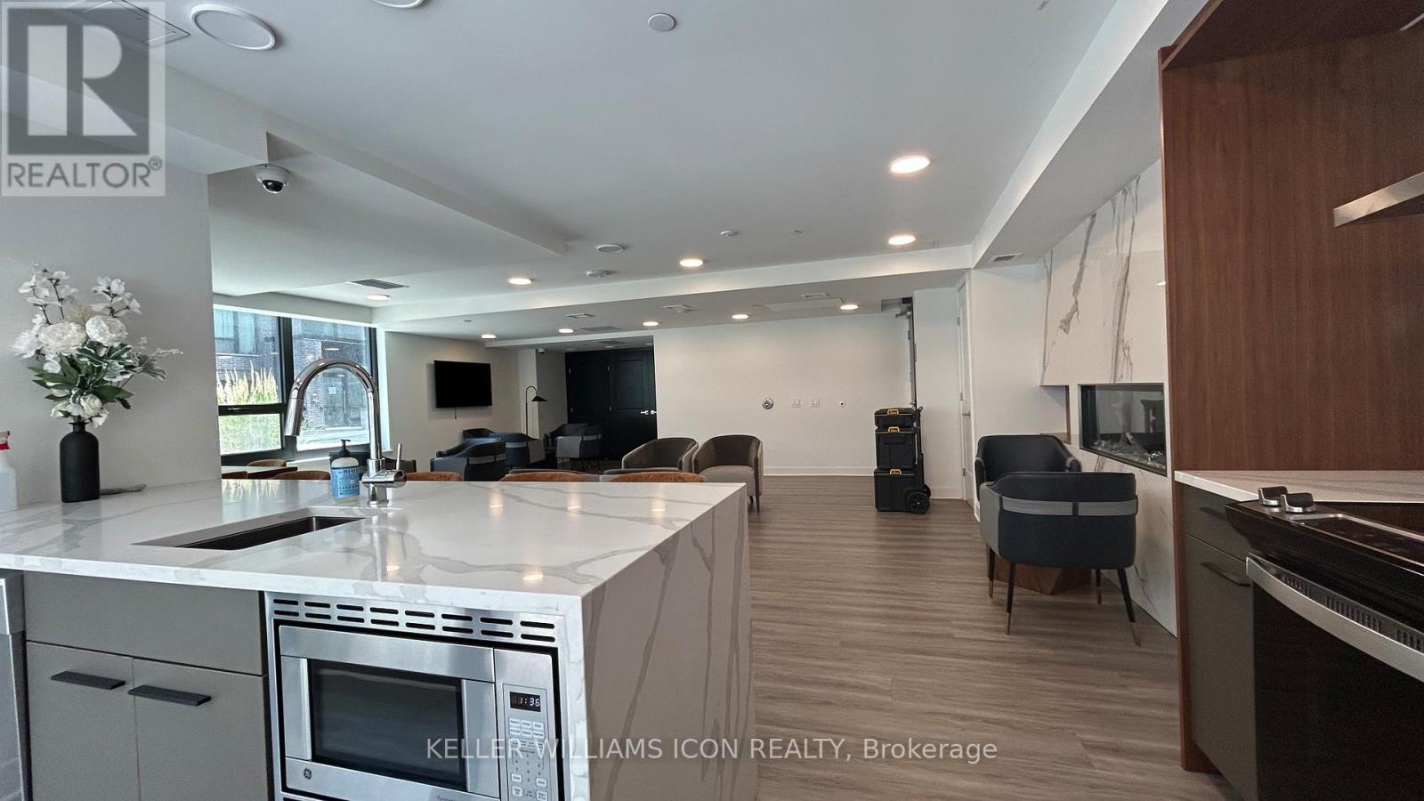 #810 340 QUEEN STREET - 18