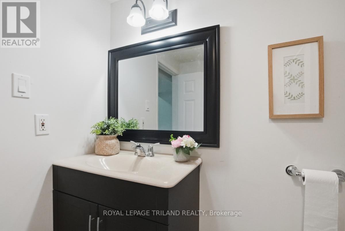 77 RENNY CRESCENT - 36