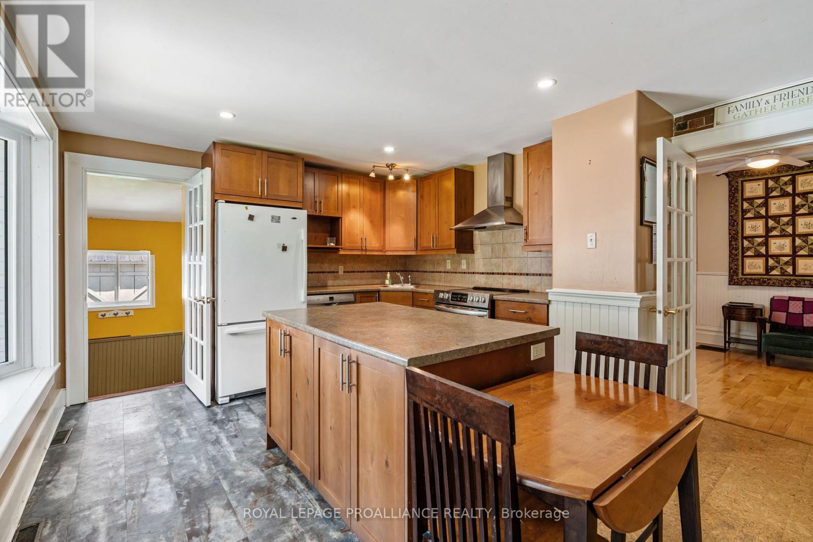 568 JAMES STREET W - 16