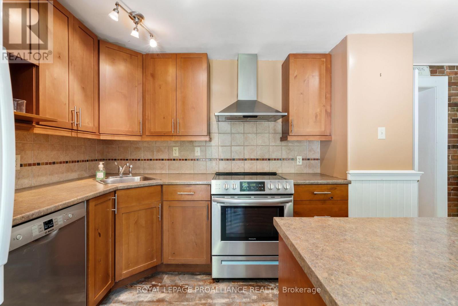 568 JAMES STREET W - 18