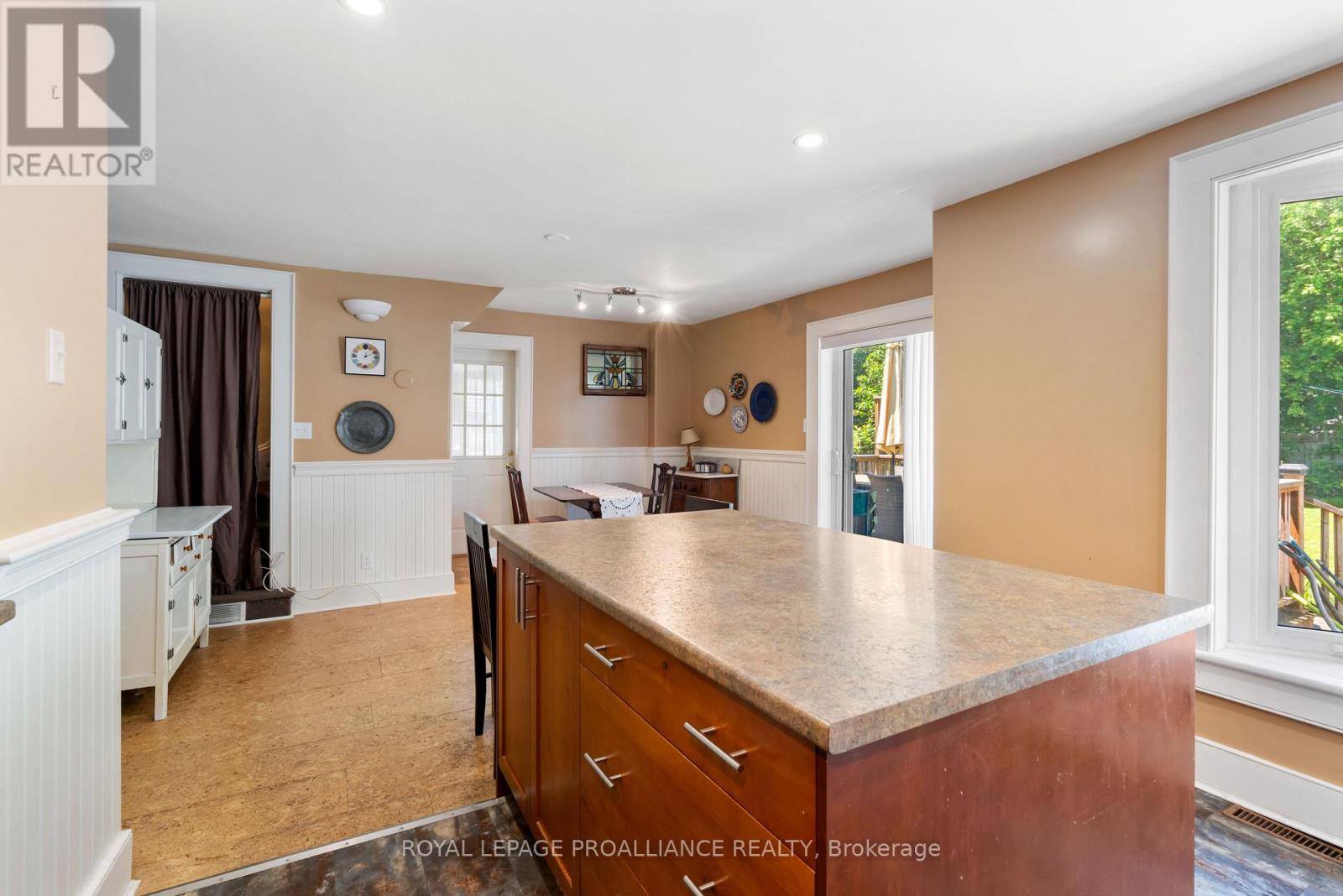 568 JAMES STREET W - 19