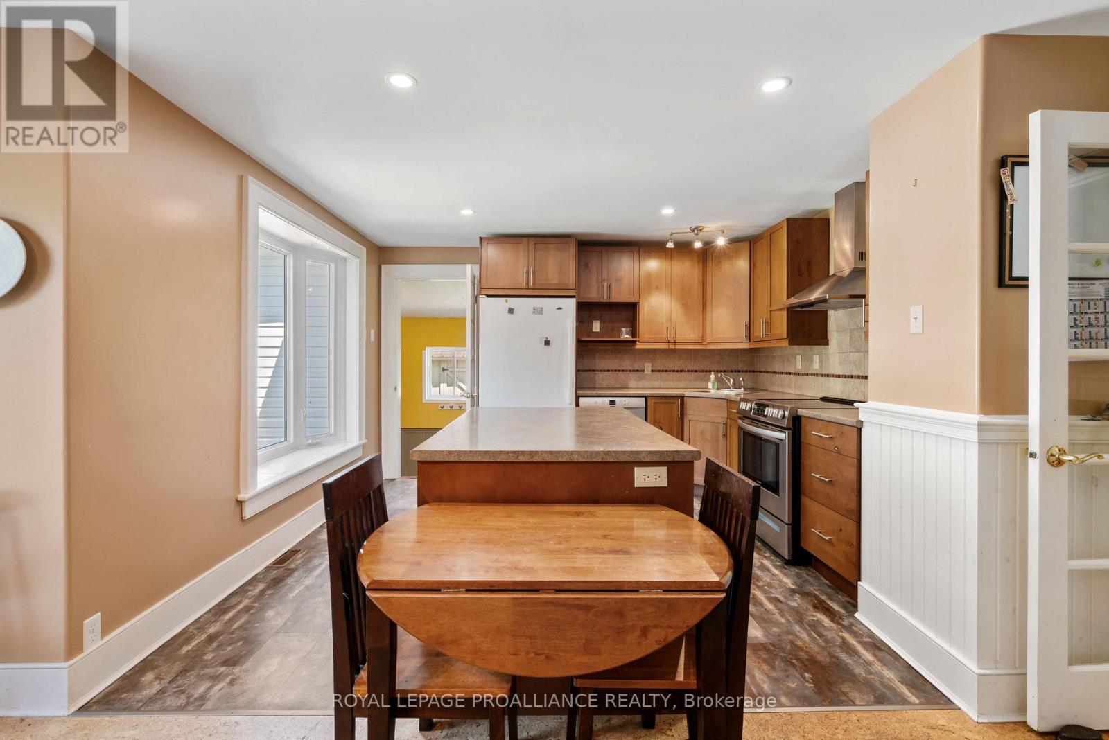 568 JAMES STREET W - 20