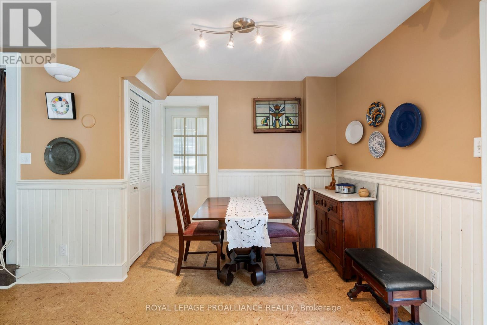 568 JAMES STREET W - 21