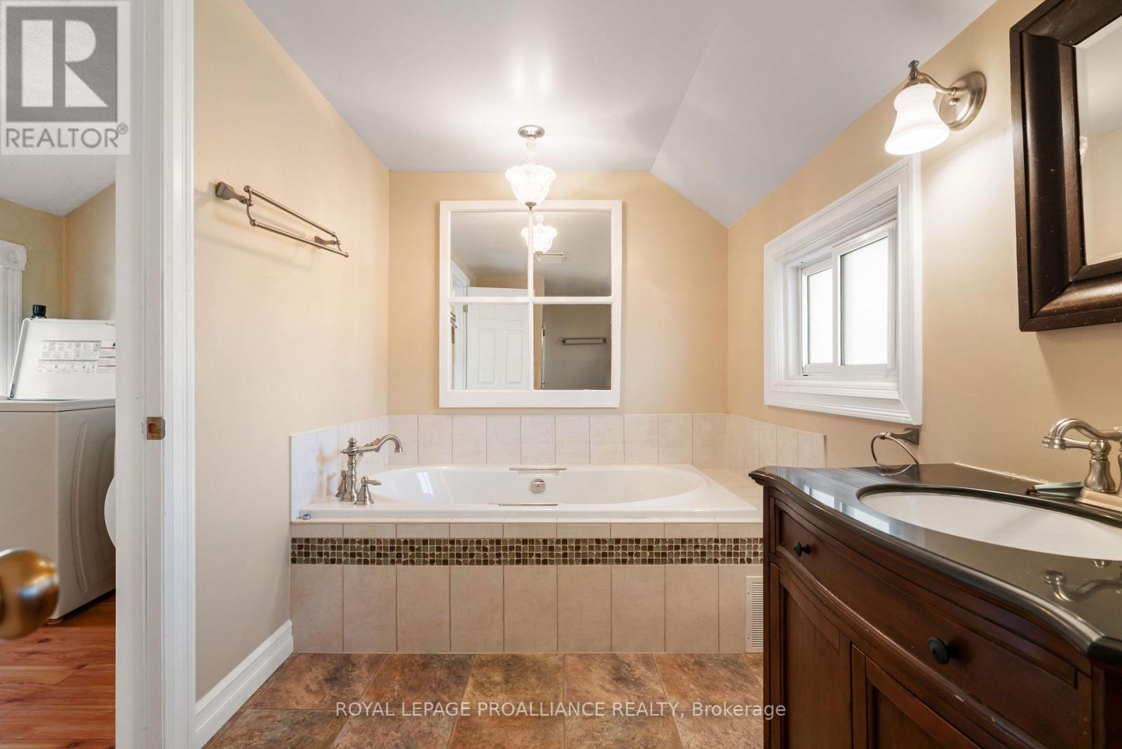 568 JAMES STREET W - 32