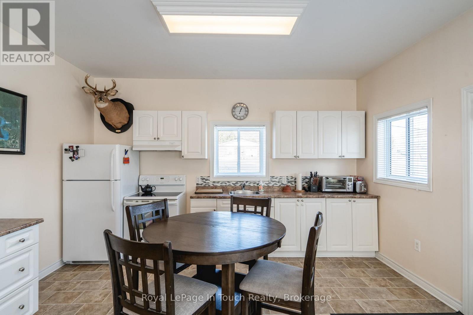 679 MONTREAL STREET - 8