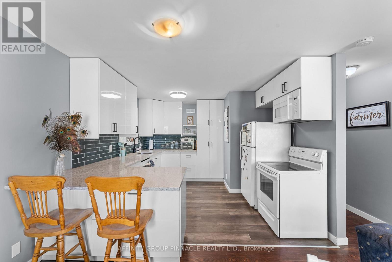 21 ALMA STREET N - 11