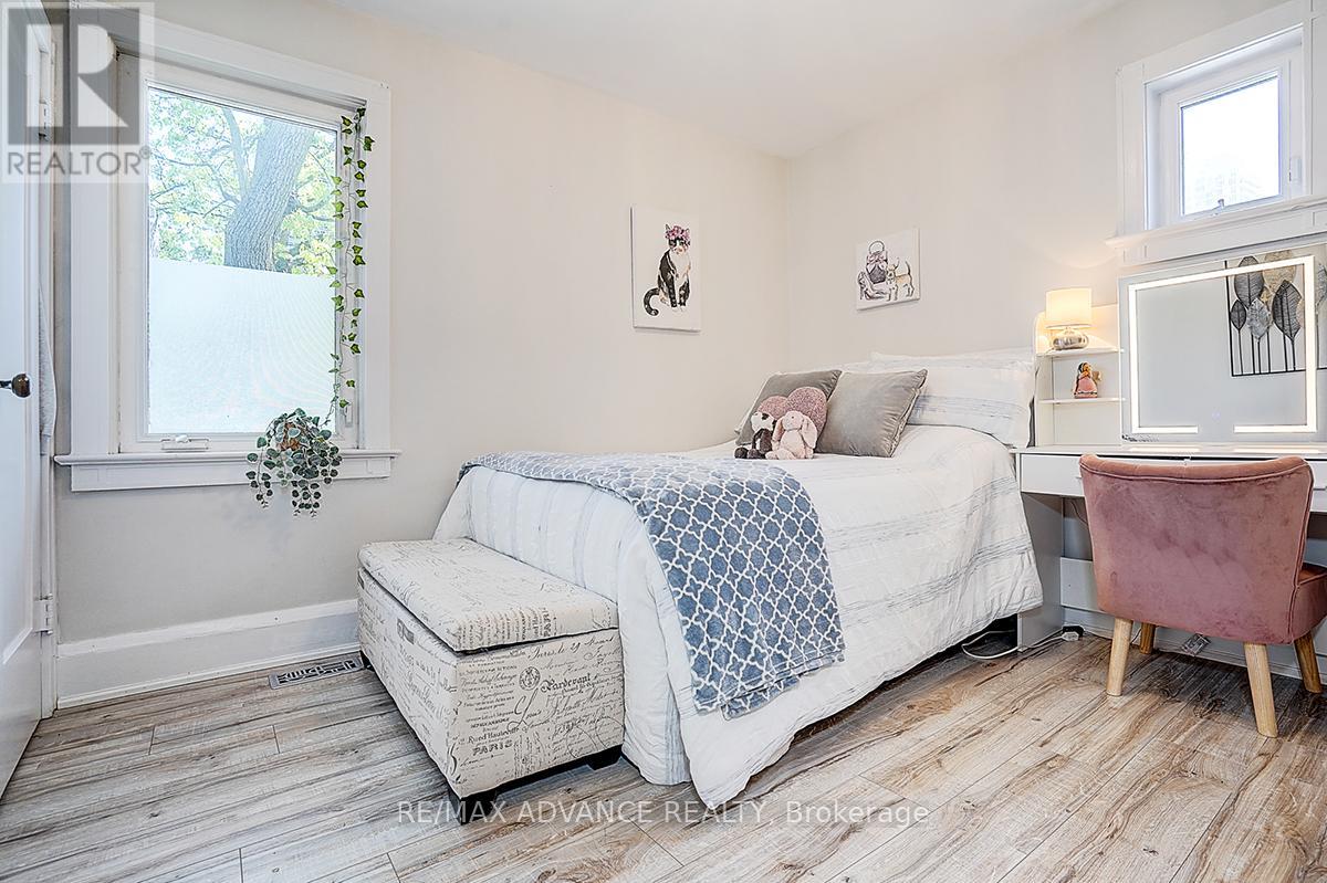 33 CASTLEFIELD AVENUE - 28