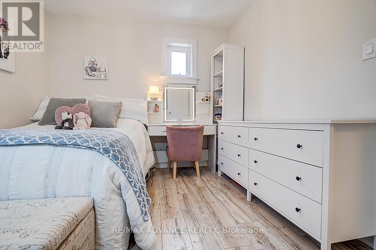 33 CASTLEFIELD AVENUE - 29