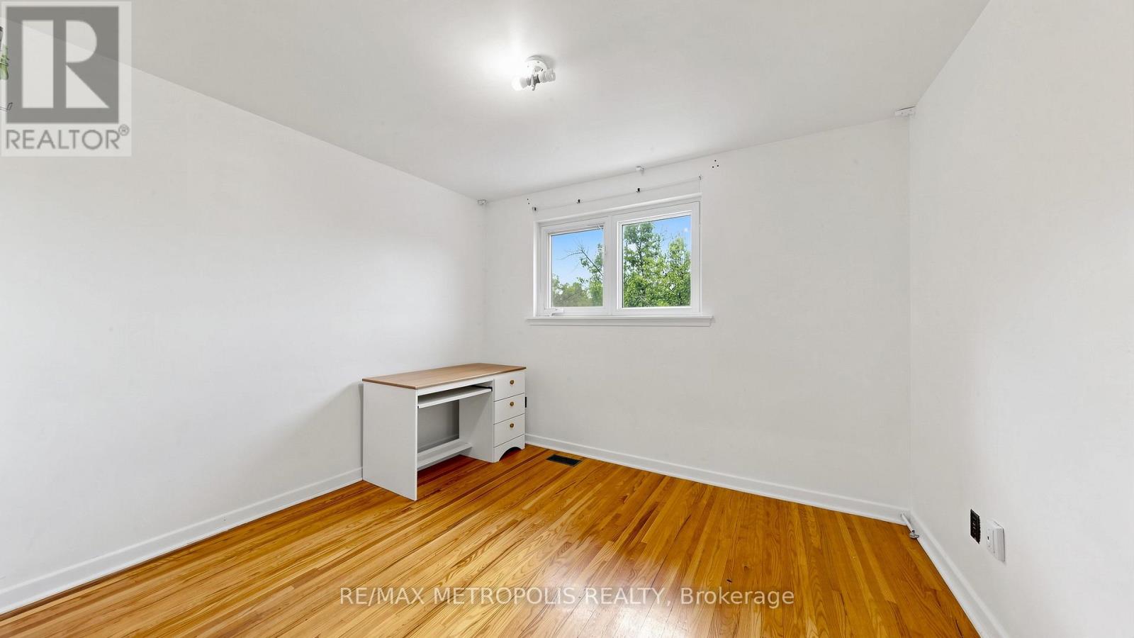1 COUNCIL CRESCENT - 16