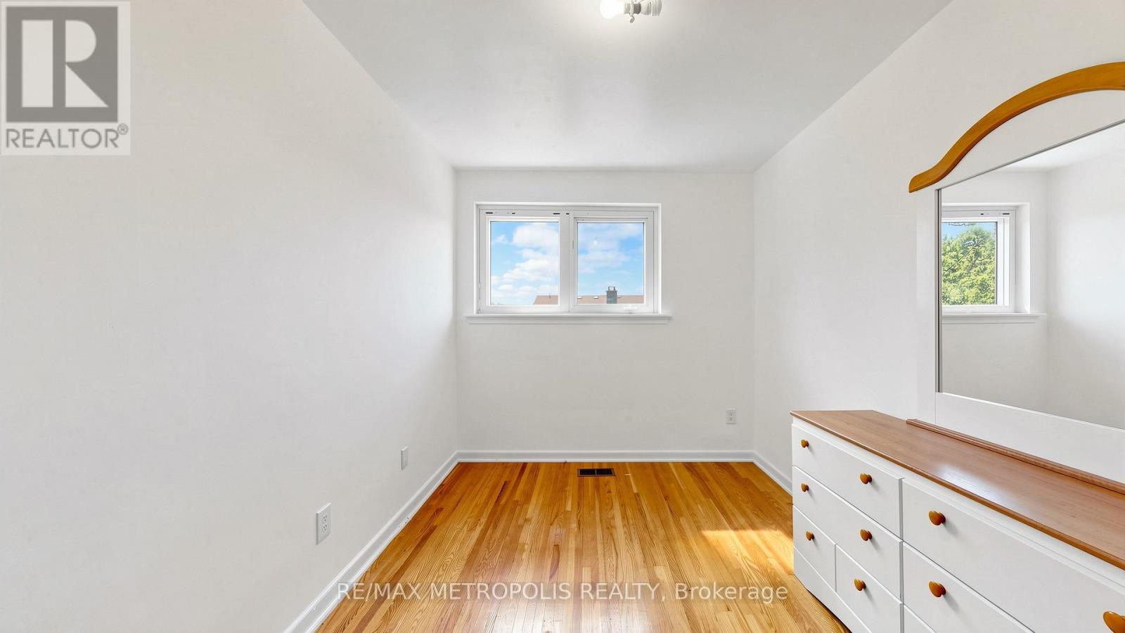 1 COUNCIL CRESCENT - 18