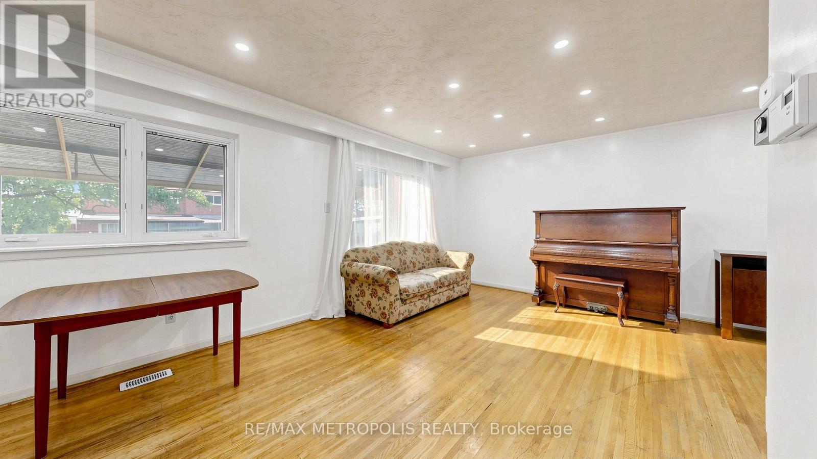 1 COUNCIL CRESCENT - 23