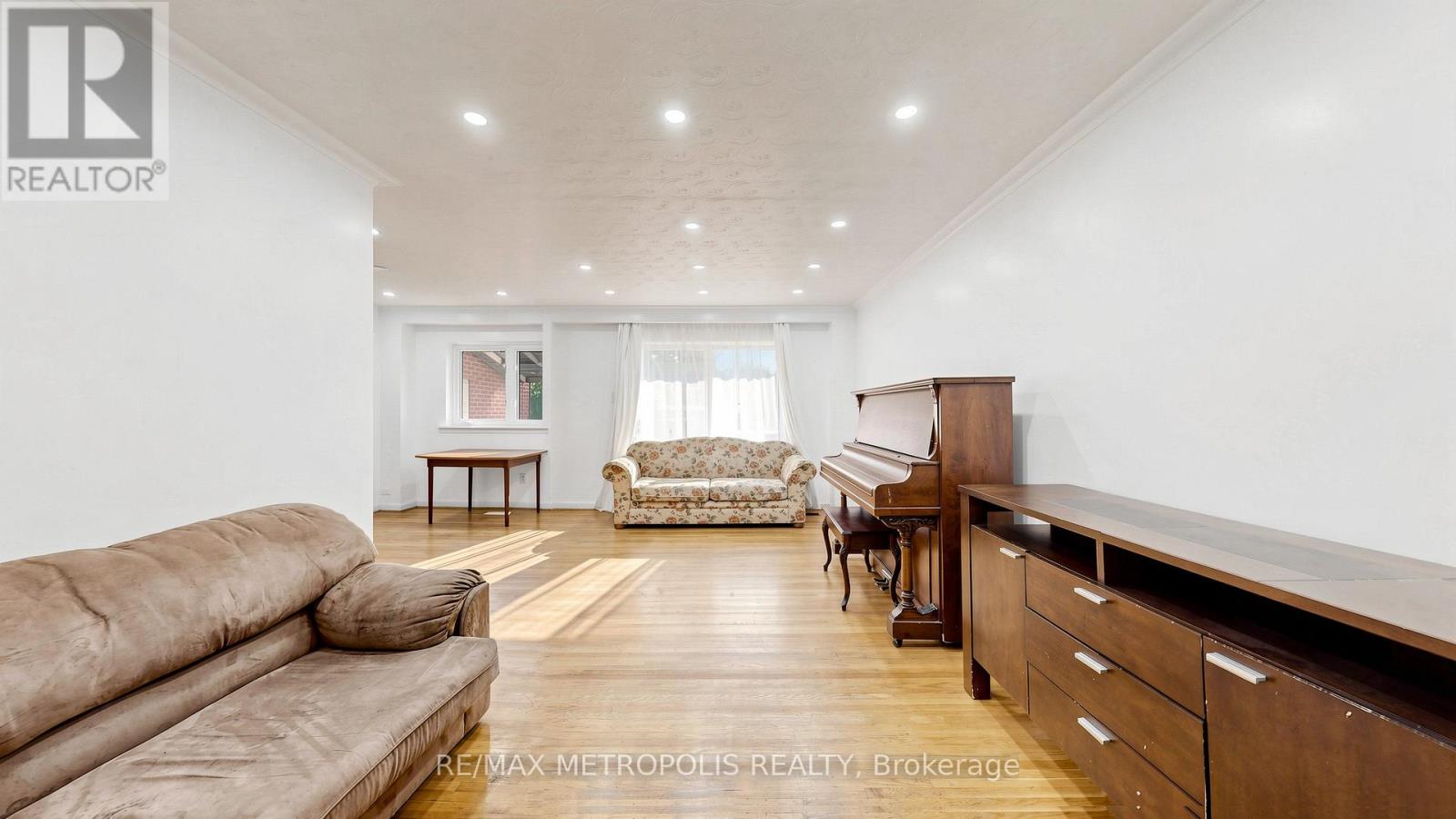 1 COUNCIL CRESCENT - 27