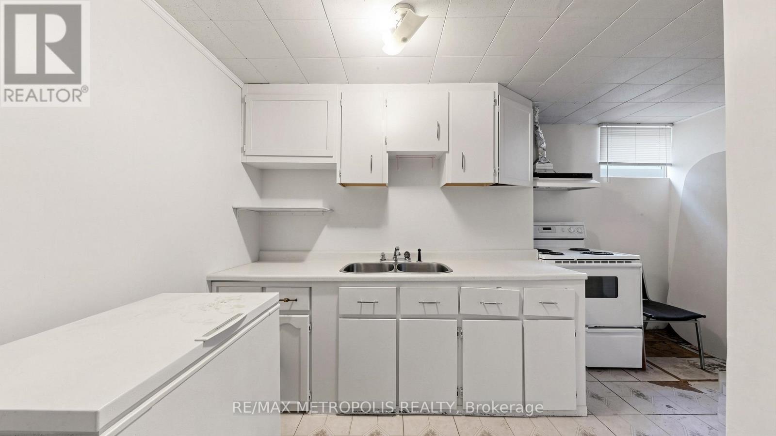 1 COUNCIL CRESCENT - 32