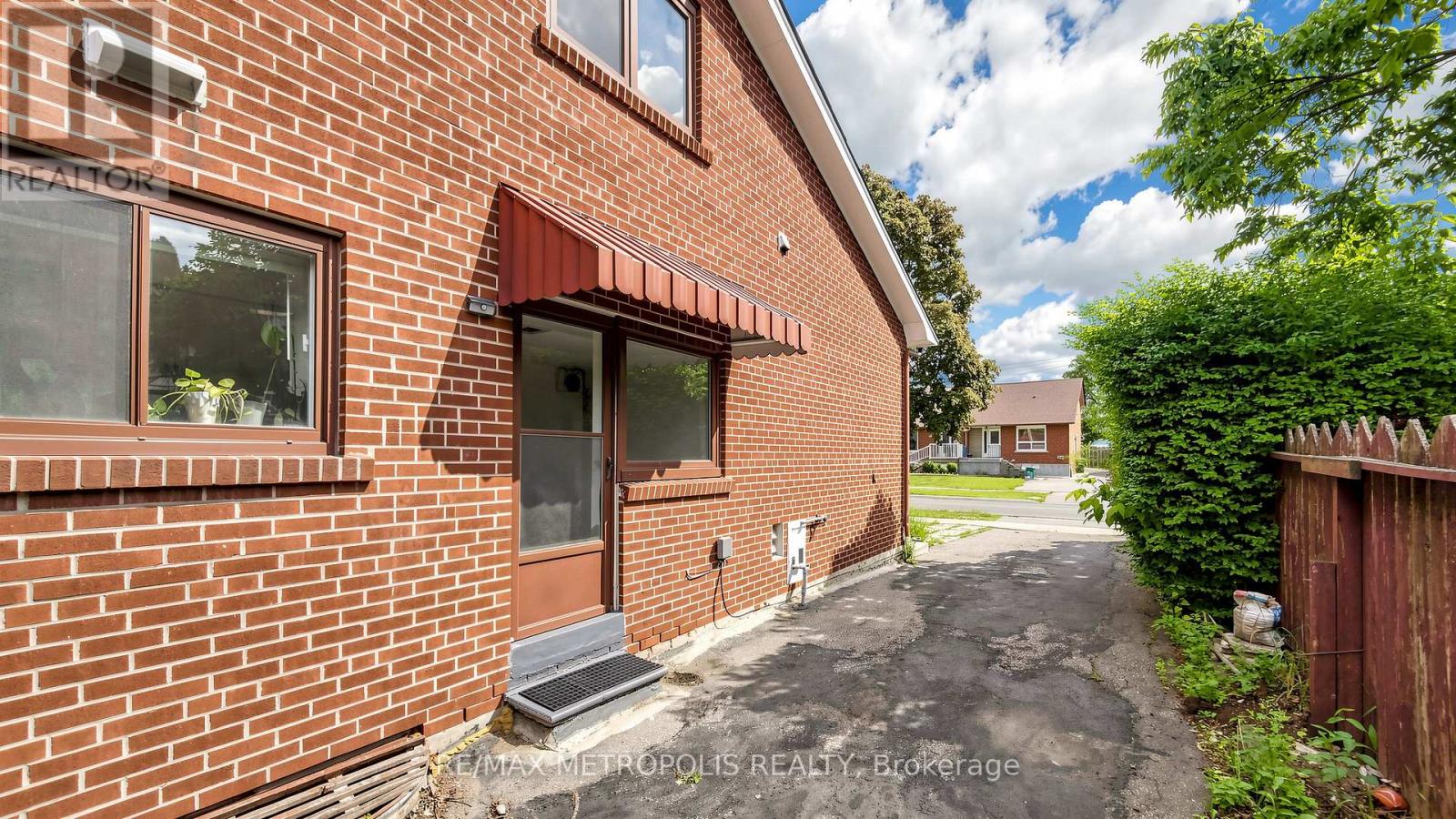 1 COUNCIL CRESCENT - 42