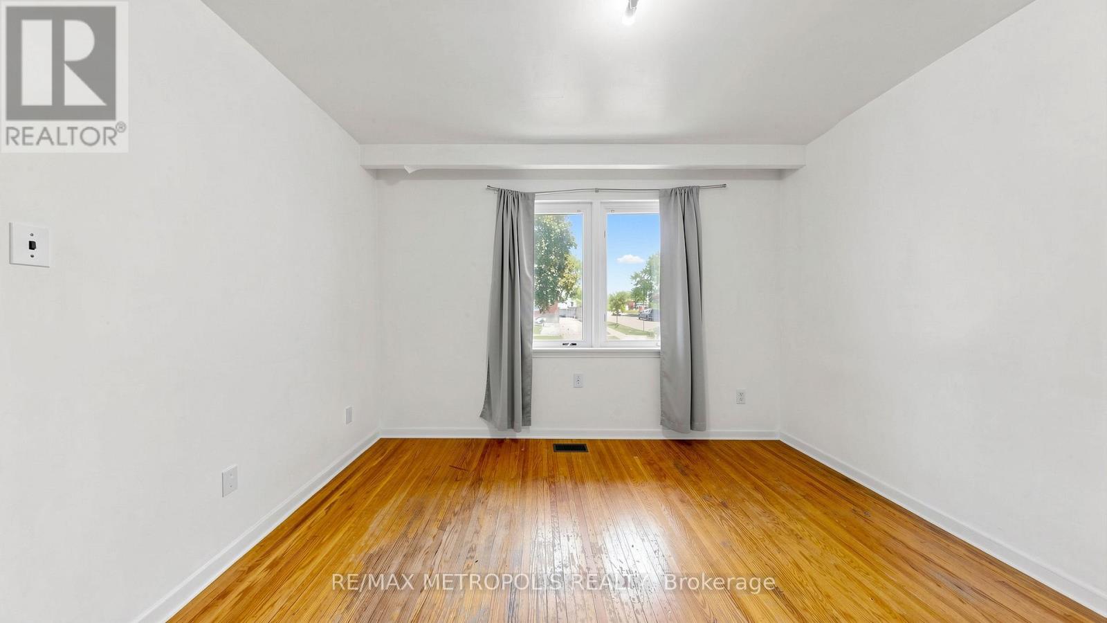 1 COUNCIL CRESCENT - 7