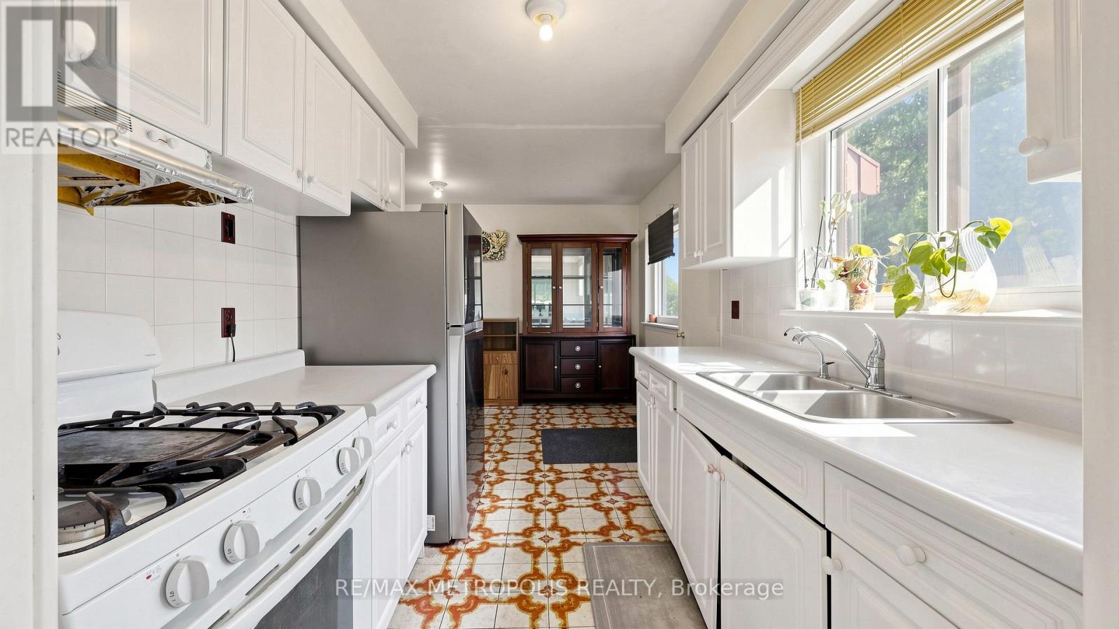 1 COUNCIL CRESCENT - 9