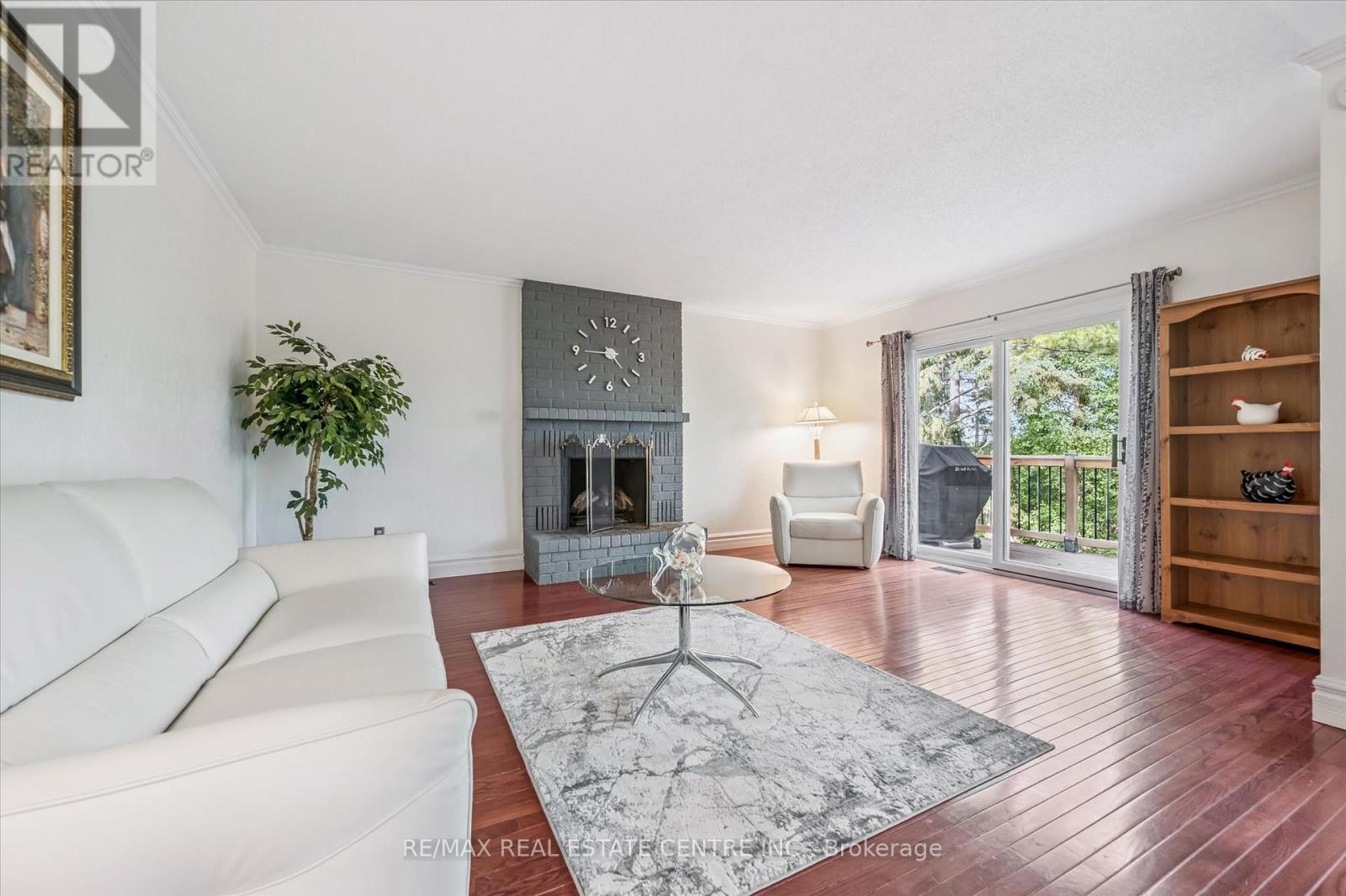 21 TINATAWA COURT - 10