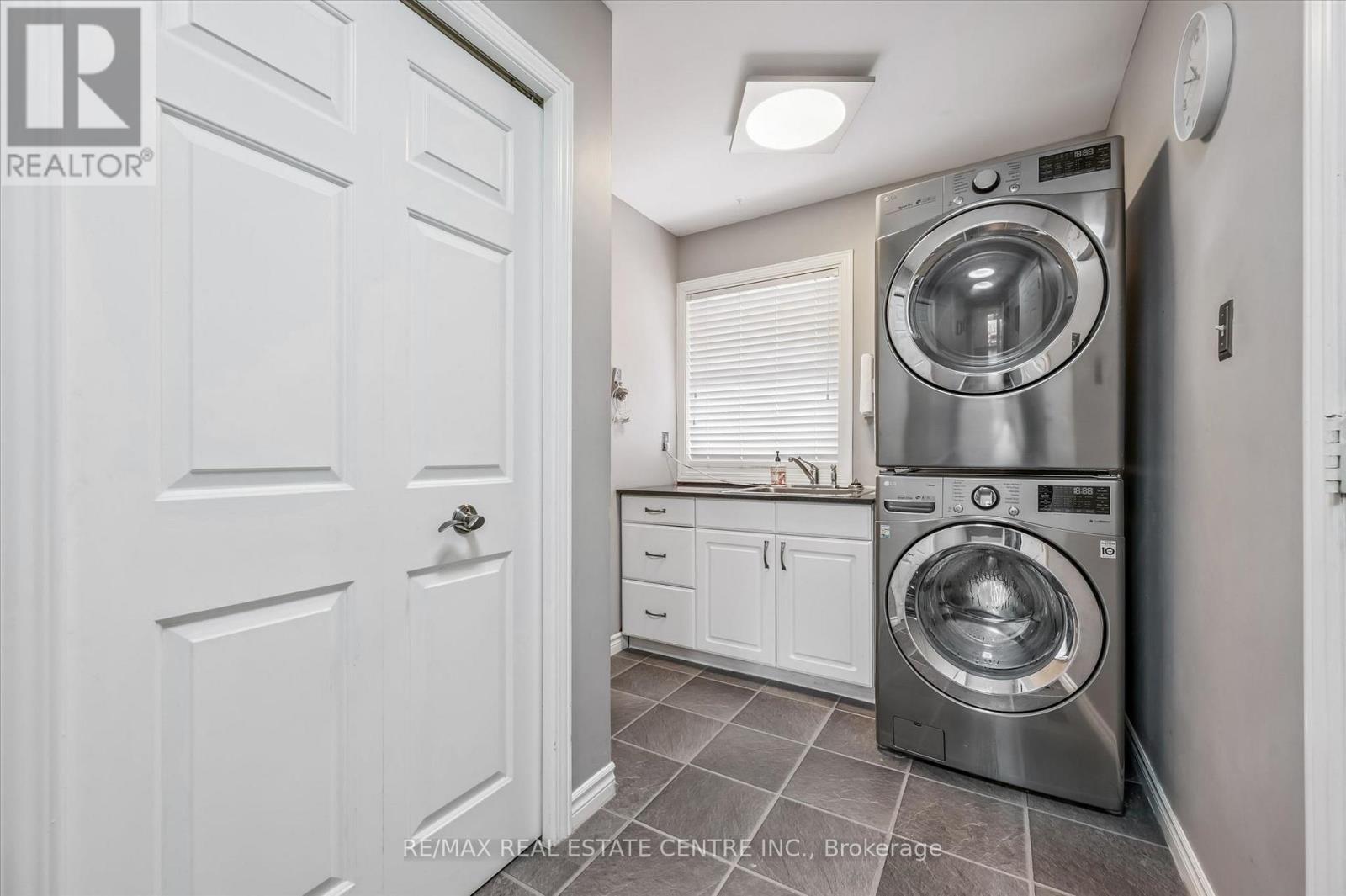 21 TINATAWA COURT - 12