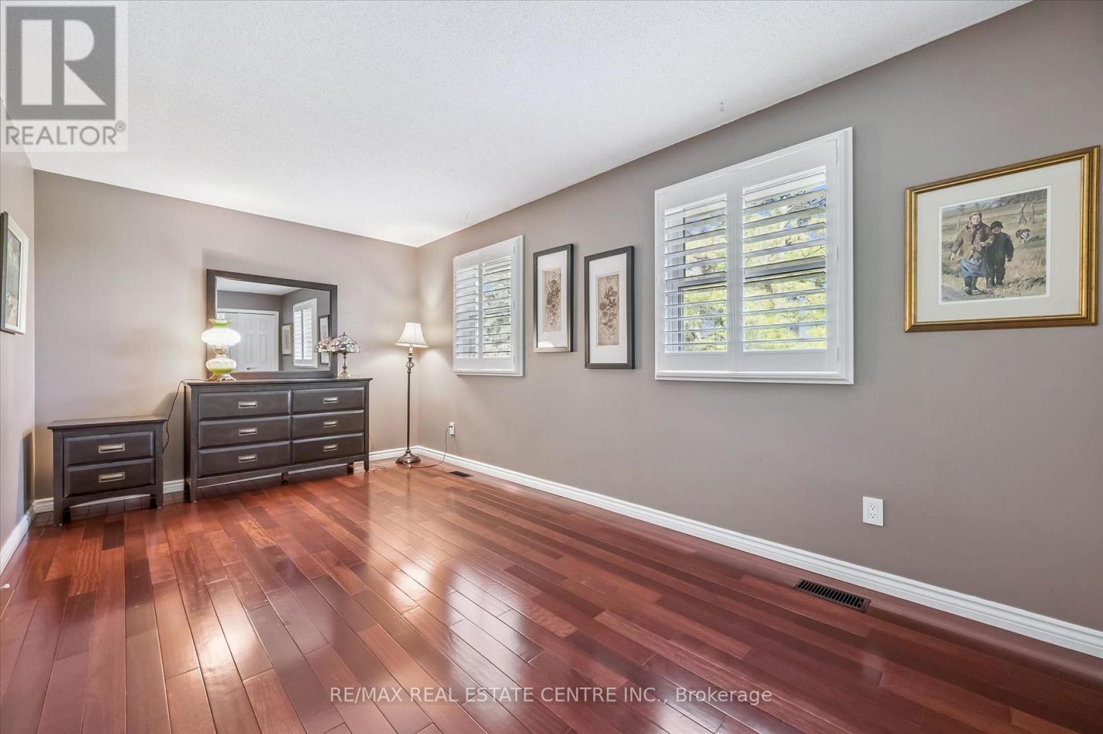 21 TINATAWA COURT - 13