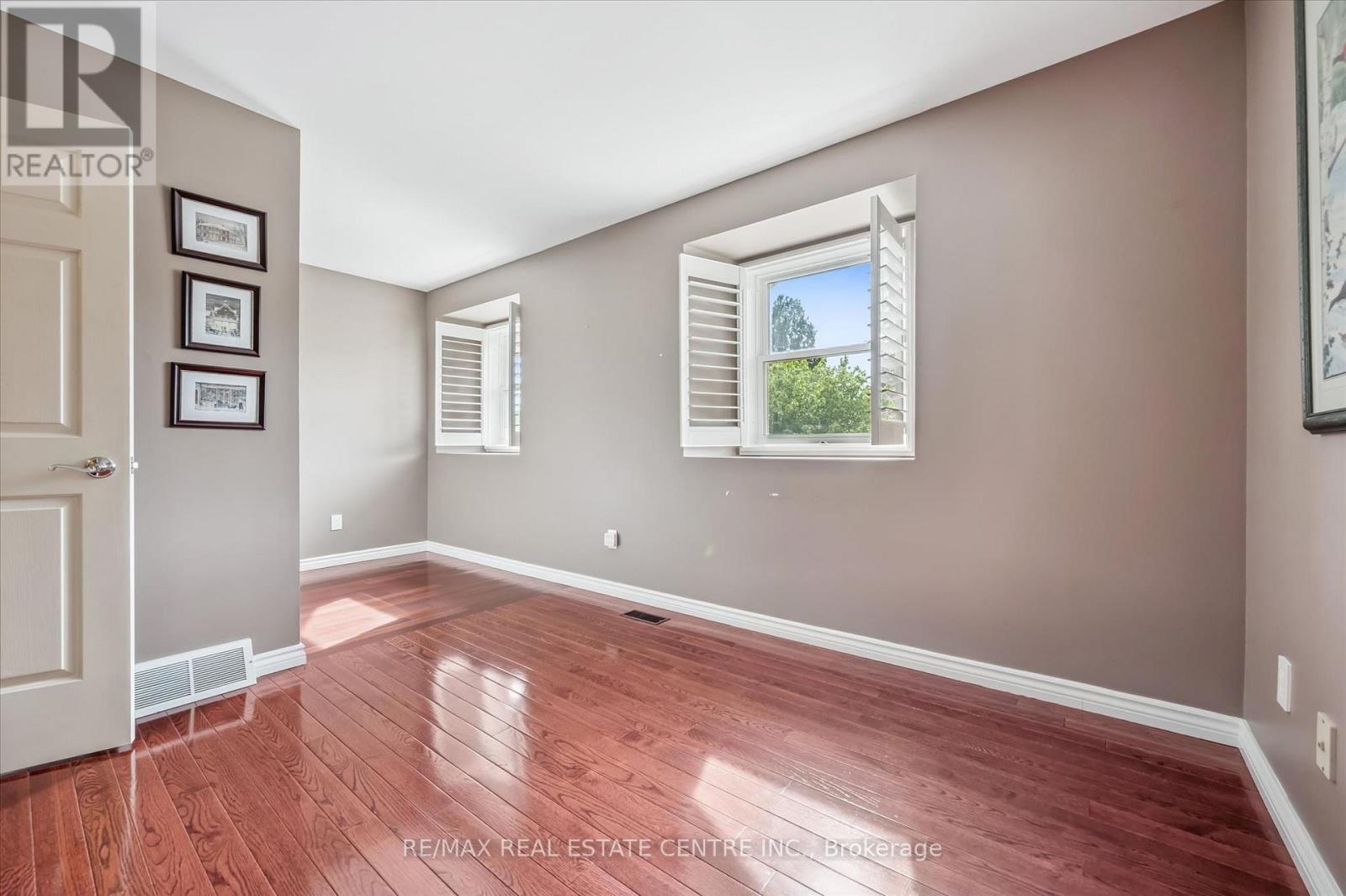 21 TINATAWA COURT - 16