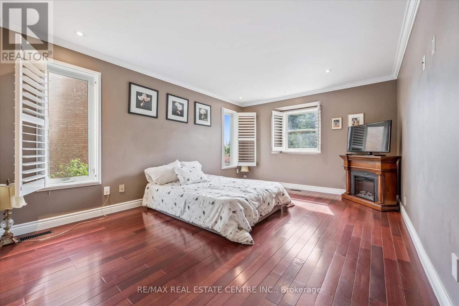 21 TINATAWA COURT - 17