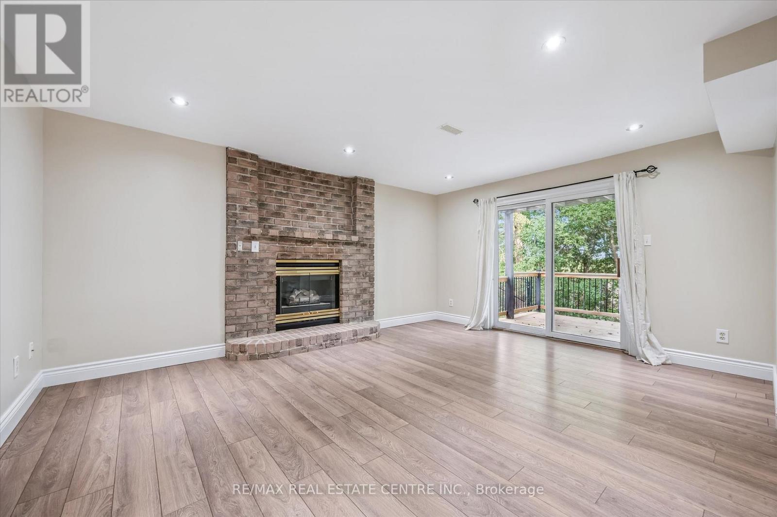 21 TINATAWA COURT - 20