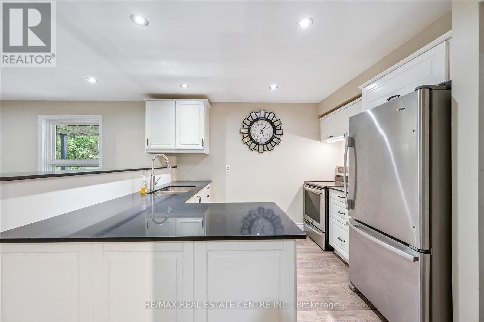 21 TINATAWA COURT - 21