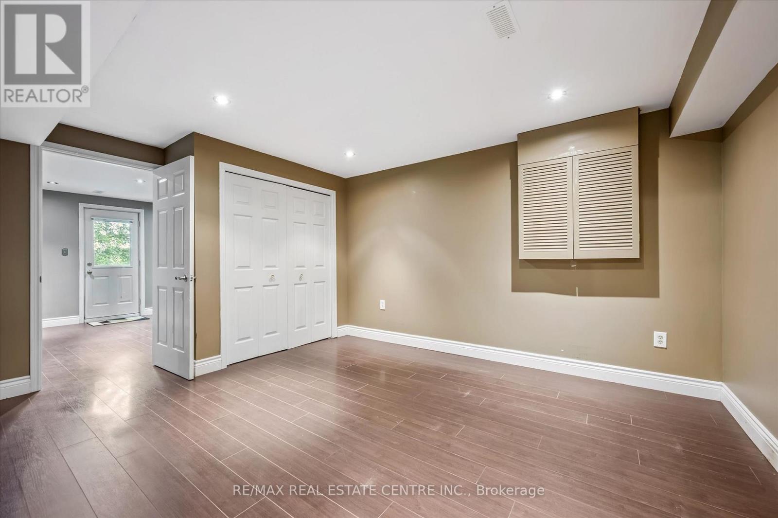 21 TINATAWA COURT - 22