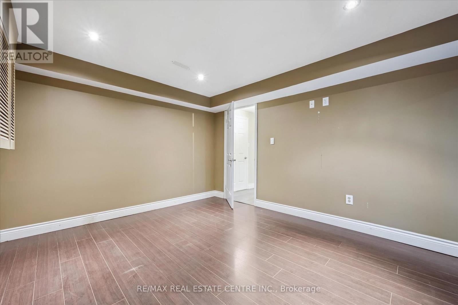 21 TINATAWA COURT - 23