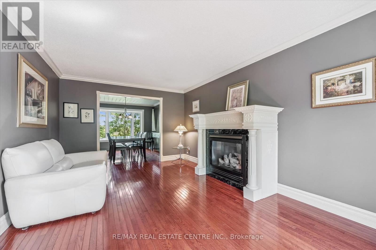 21 TINATAWA COURT - 3