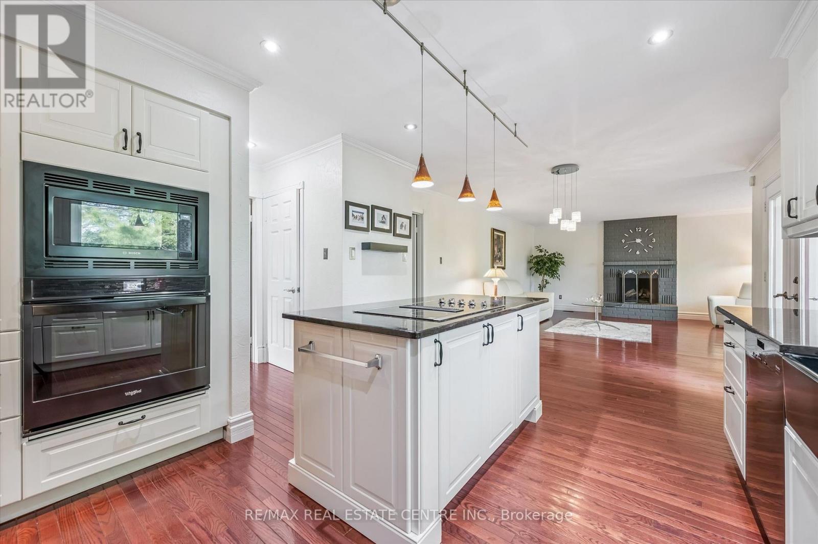 21 TINATAWA COURT - 8