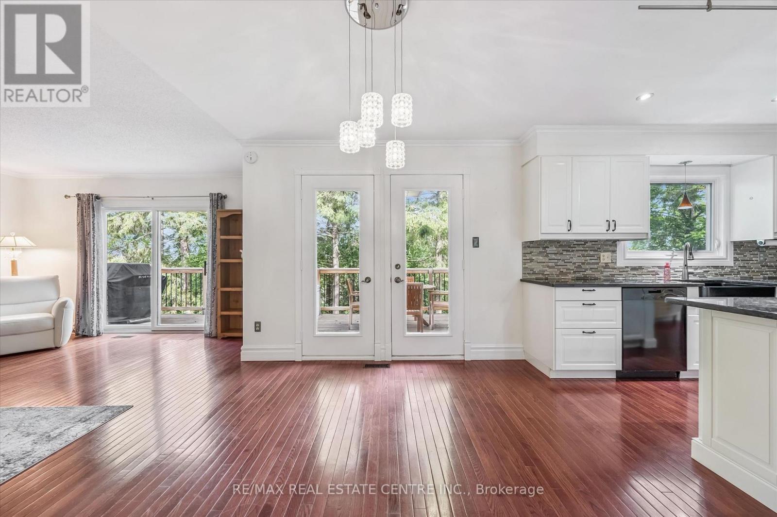 21 TINATAWA COURT - 9