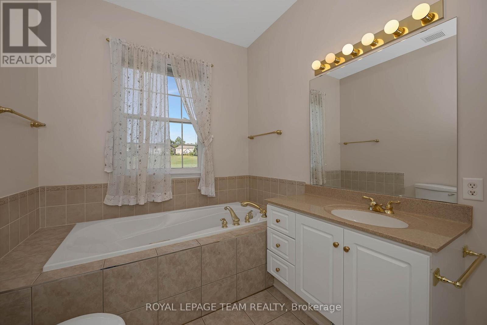 4 Bed, 3 Bath House for Sale in Ottawa – 32 SILVERTHORN COURT, Ottawa – MLS# X13422036 - Image 9
