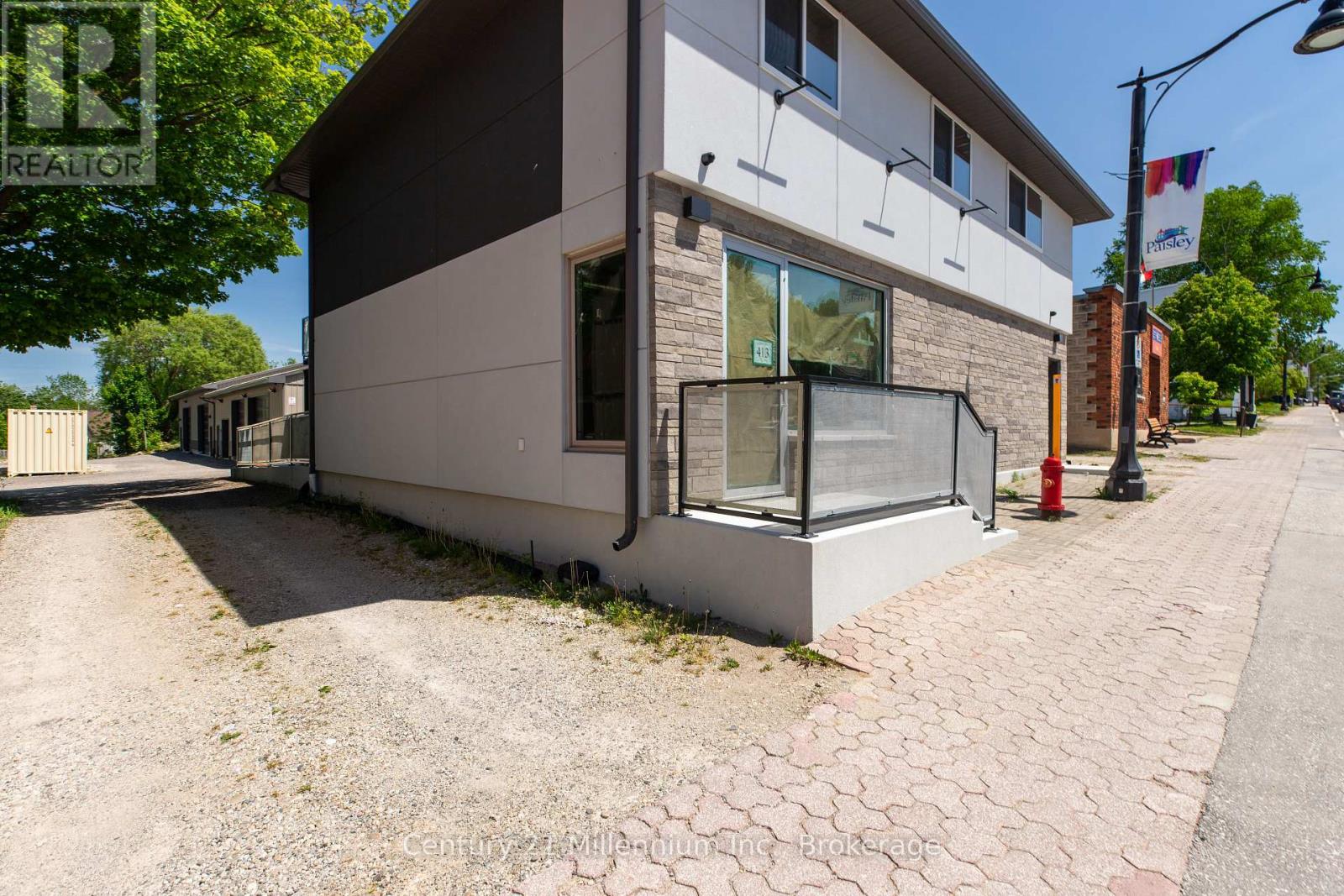 A - 413 QUEEN STREET S