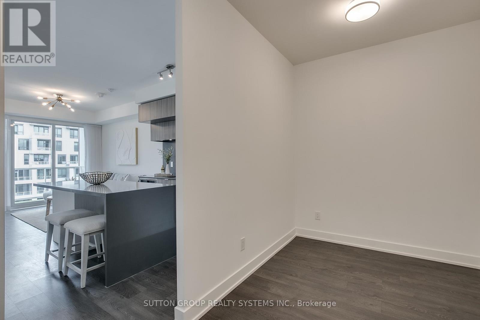 #910 80 VANAULEY STREET - 13