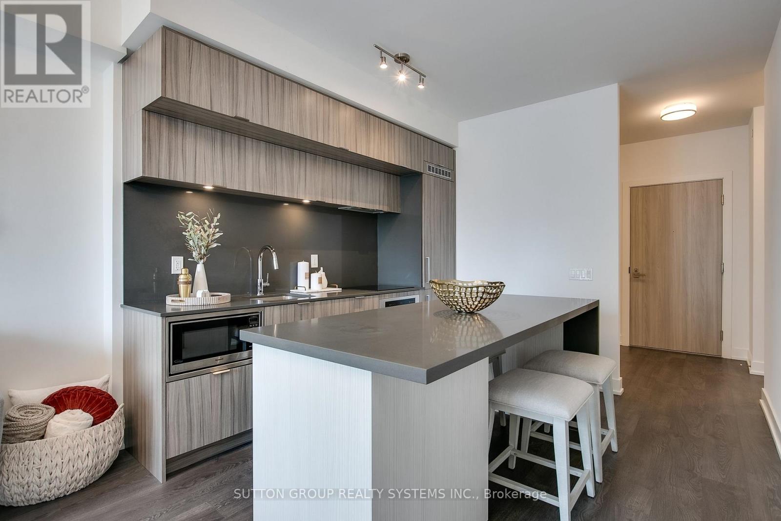 #910 80 VANAULEY STREET - 10