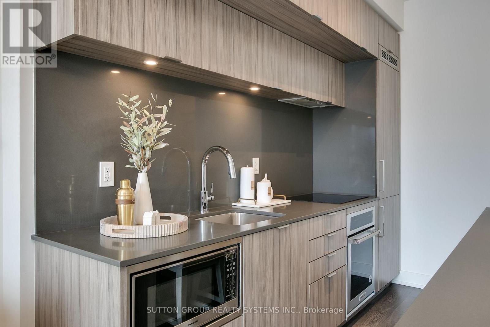 #910 80 VANAULEY STREET - 11