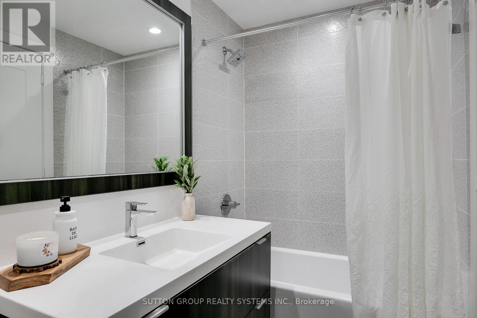 #910 80 VANAULEY STREET - 18