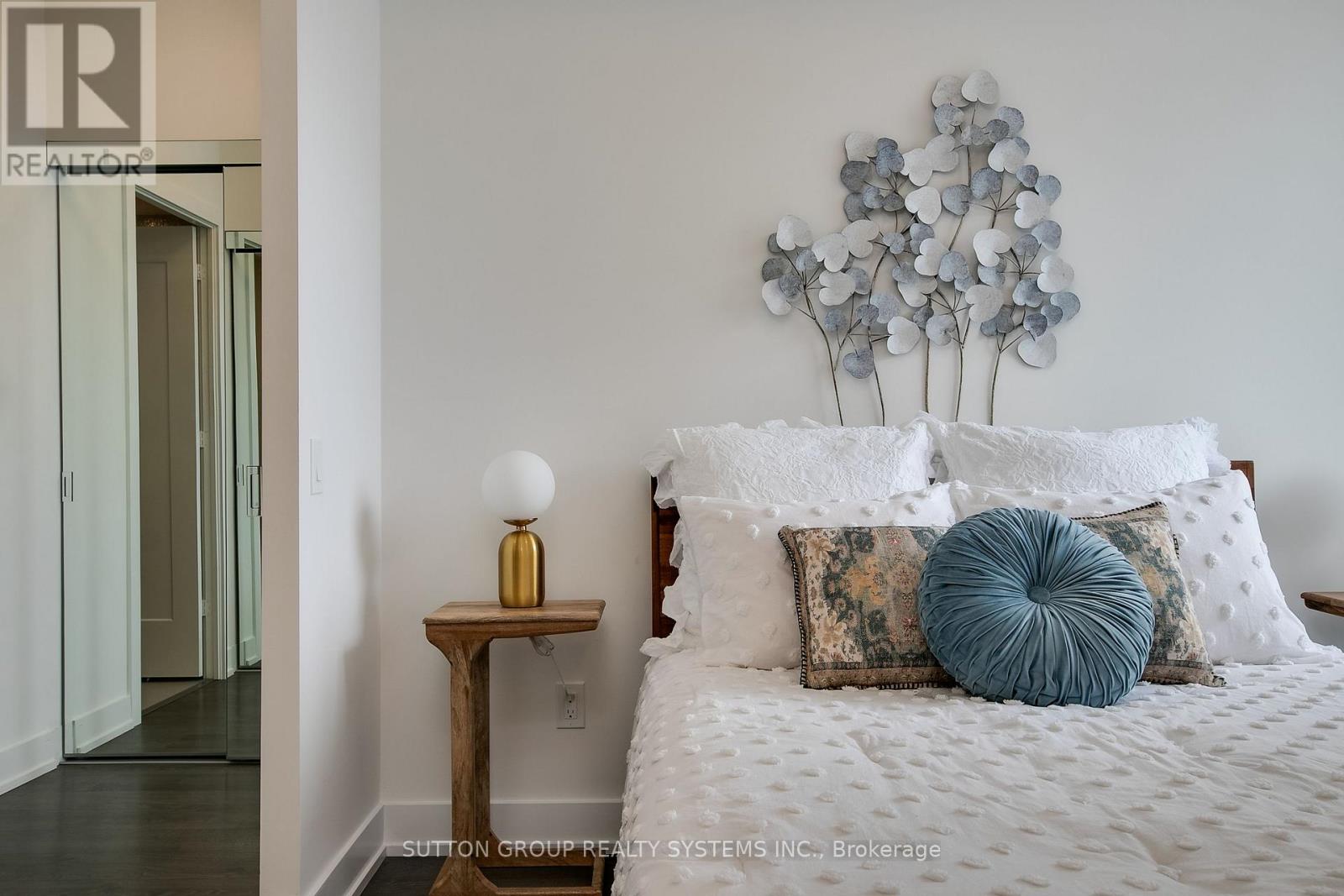 #910 80 VANAULEY STREET - 16