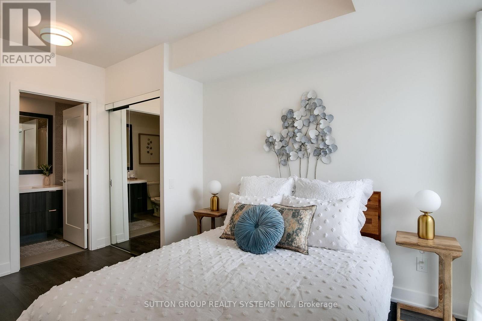 #910 80 VANAULEY STREET - 15