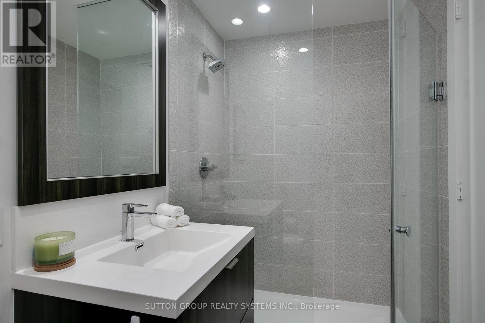 #910 80 VANAULEY STREET - 20